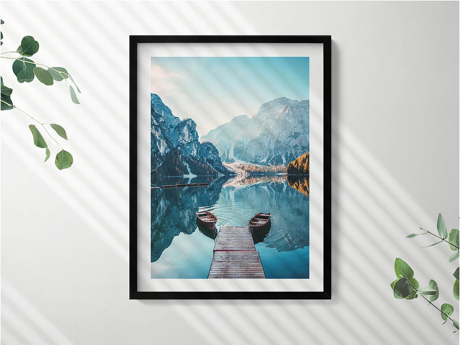 Decoratief schilderij met zwarte lijst, Boten op het meer 60 x 80 cm – Perfect voor de woon- of slaapkamer