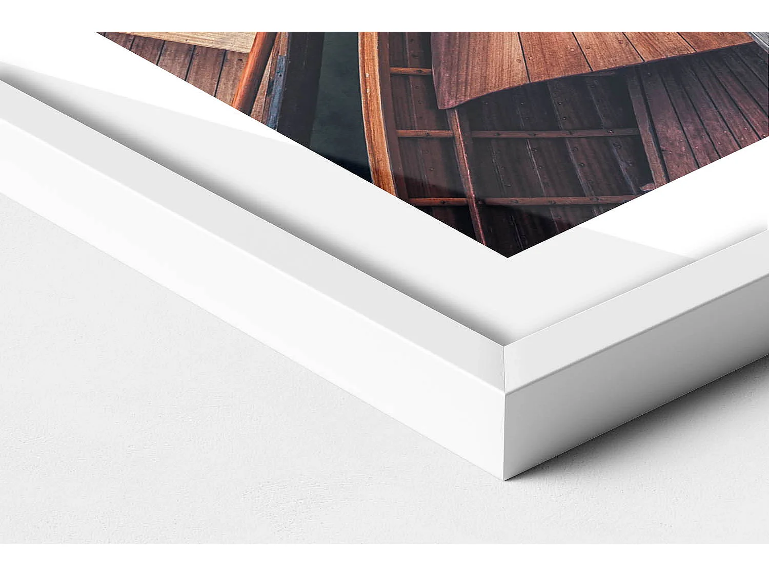 Tableau décoratif avec cadre blanc, La jetée et le lac Pragser Wildsee 50 x 70 cm– Parfait pour le salon ou la chambre