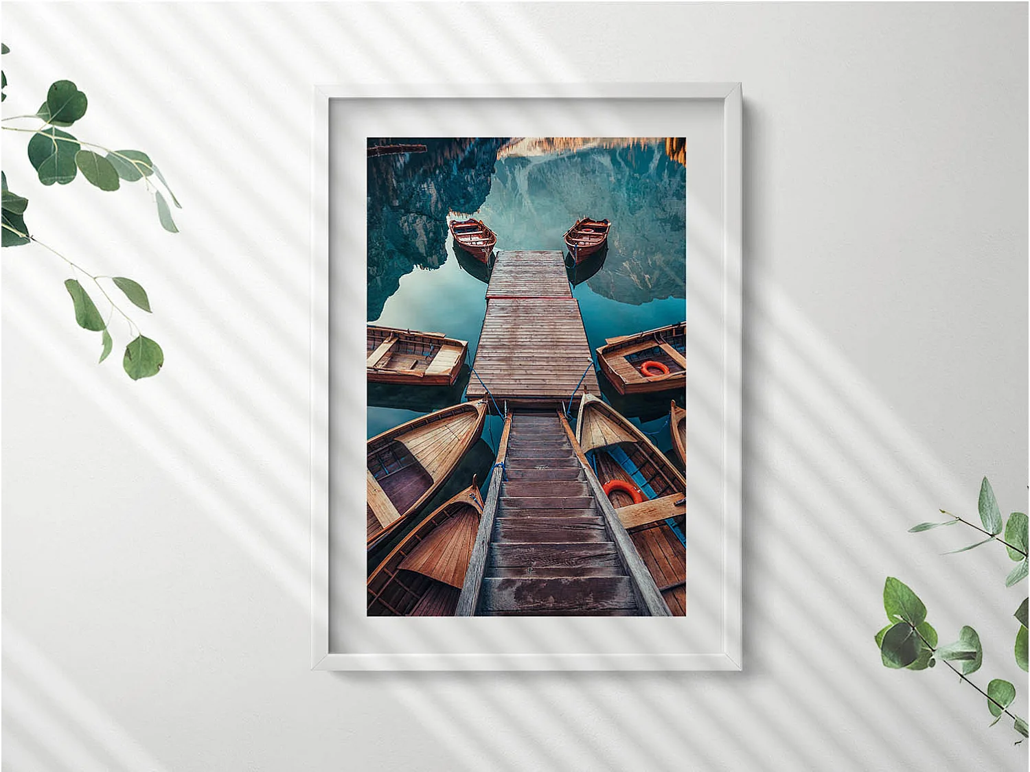 Dekoratives Gemälde mit weißem Rahmen, Die Seebrücke und der Pragser Wildsee 50 x 70 cm – Perfekt für das Wohn- oder Schlafzimmer