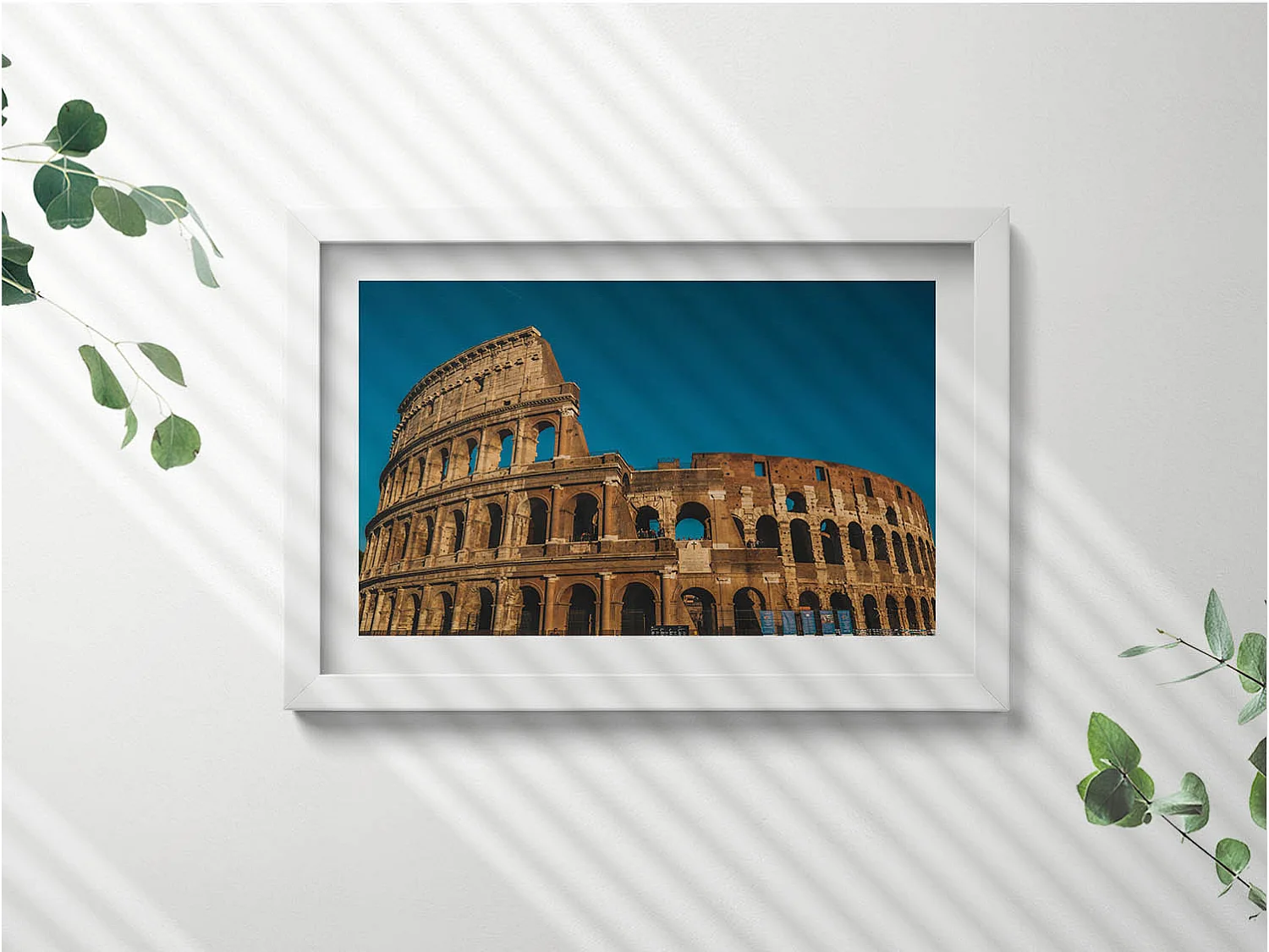 Dekoratives Gemälde mit weißem Rahmen, Kolosseum in Italien 30 x 20 cm – Perfekt für das Wohn- oder Schlafzimmer