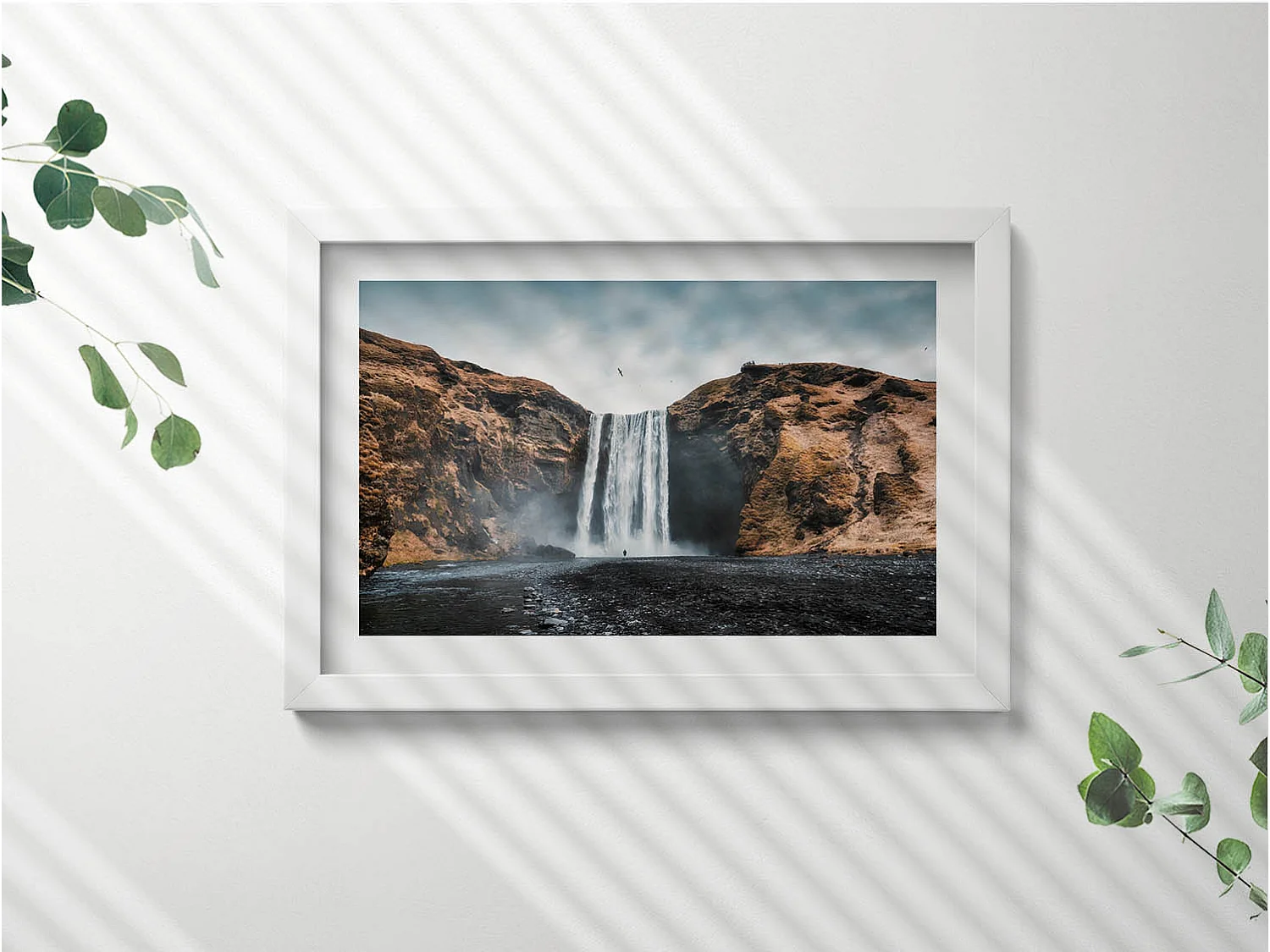 Dekoratives Gemälde mit weißem Rahmen, Wasserfall zwischen den Felsen 30 x 20 cm – Perfekt für das Wohn- oder Schlafzimmer