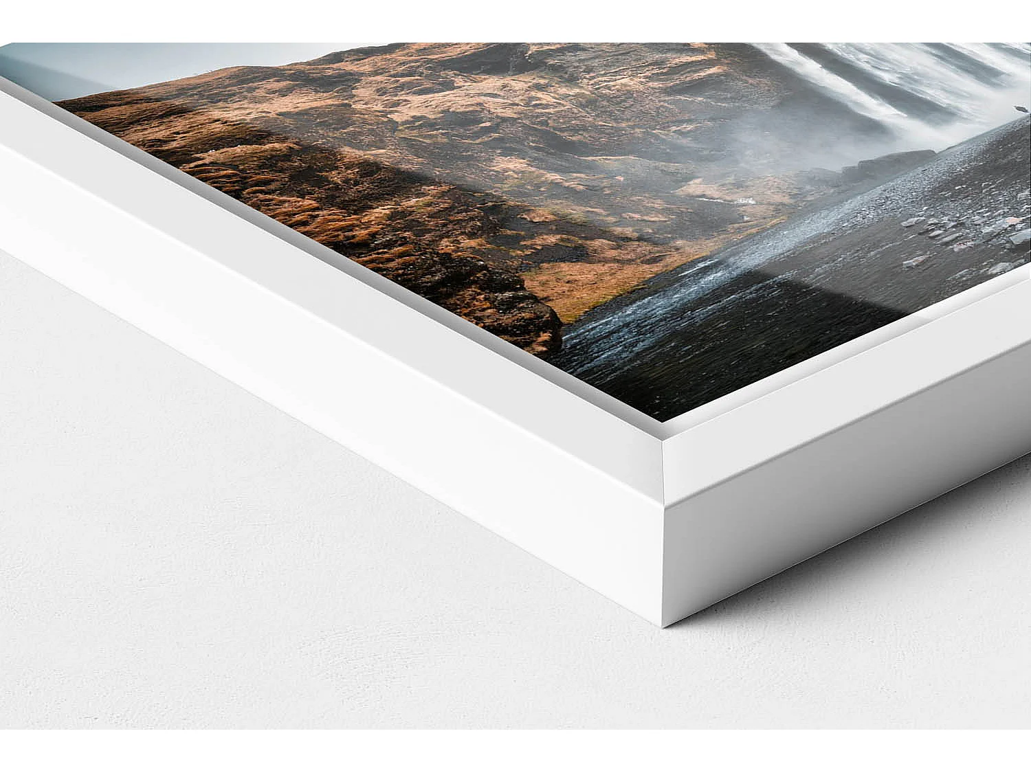 Dekoratives Gemälde mit weißem Rahmen, Wasserfall zwischen den Felsen 30 x 20 cm – Perfekt für das Wohn- oder Schlafzimmer