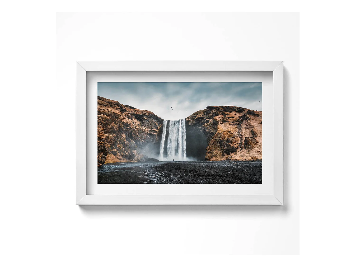 Decoratief schilderij met witte lijst, Waterval tussen de rotsen 30 x 20 cm - Perfect voor de woon- of slaapkamer