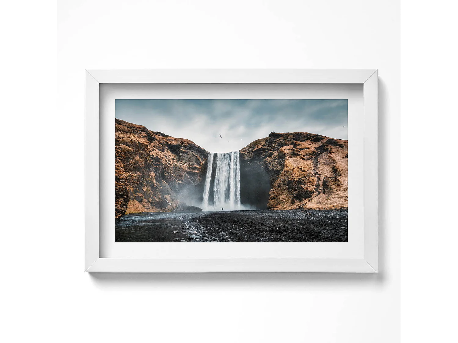 Decoratief schilderij met witte lijst, Waterval tussen de rotsen 30 x 20 cm - Perfect voor de woon- of slaapkamer
