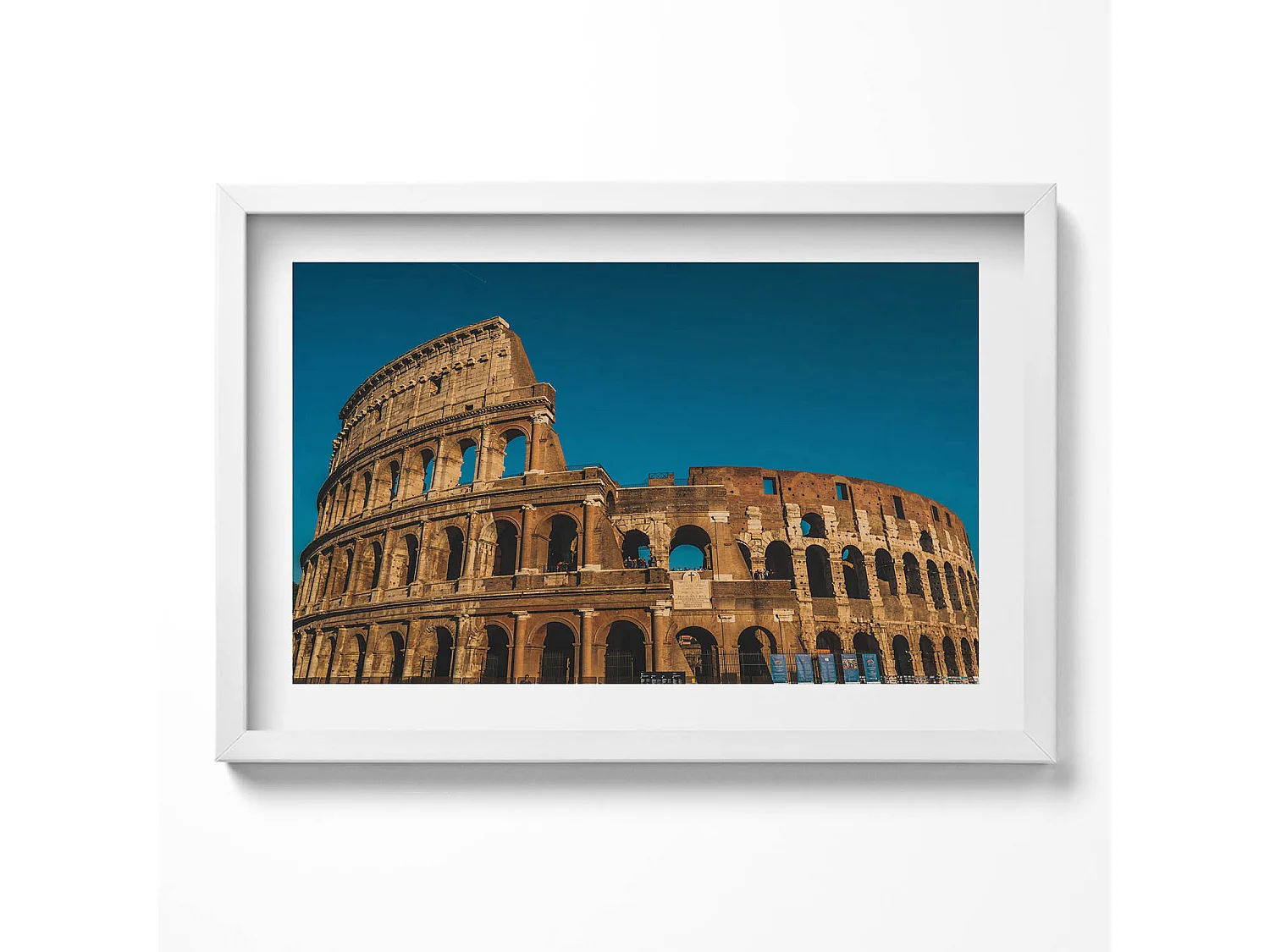 Dekoratives Gemälde mit weißem Rahmen, Kolosseum in Italien 60 x 40 cm – Perfekt für das Wohn- oder Schlafzimmer