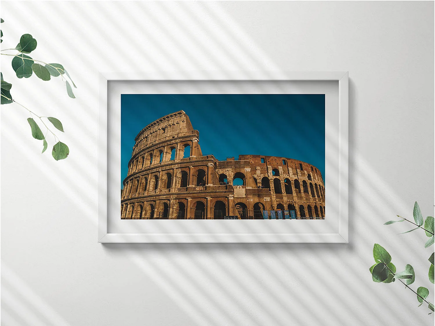 Dekoratives Gemälde mit weißem Rahmen, Kolosseum in Italien 60 x 40 cm – Perfekt für das Wohn- oder Schlafzimmer