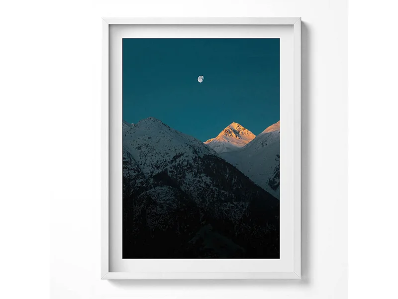 Tableau décoratif avec cadre blanc, Coucher de soleil dans les montagnes 60 x 80 cm– Parfait pour le salon ou la chambre