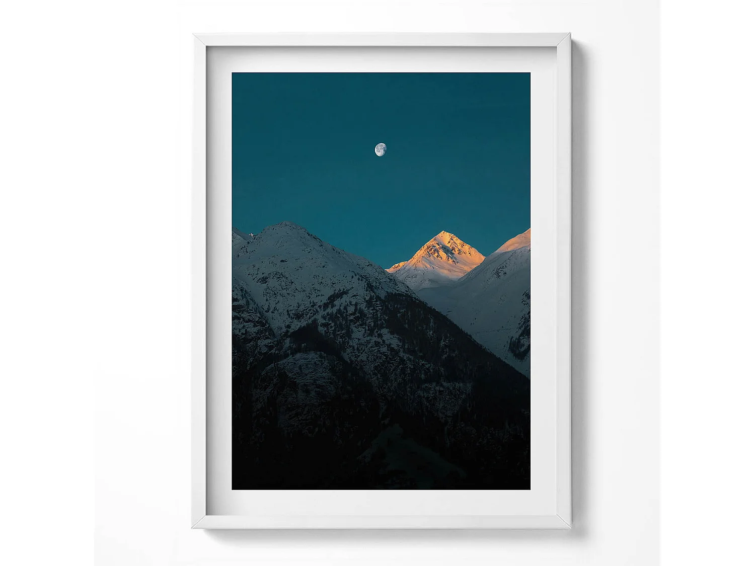 Tableau décoratif avec cadre blanc, Coucher de soleil dans les montagnes 60 x 80 cm– Parfait pour le salon ou la chambre