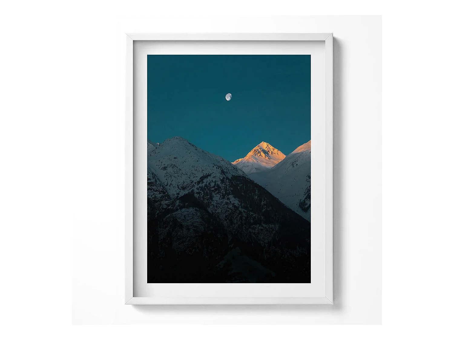 Tableau décoratif avec cadre blanc, Coucher de soleil dans les montagnes 60 x 80 cm– Parfait pour le salon ou la chambre