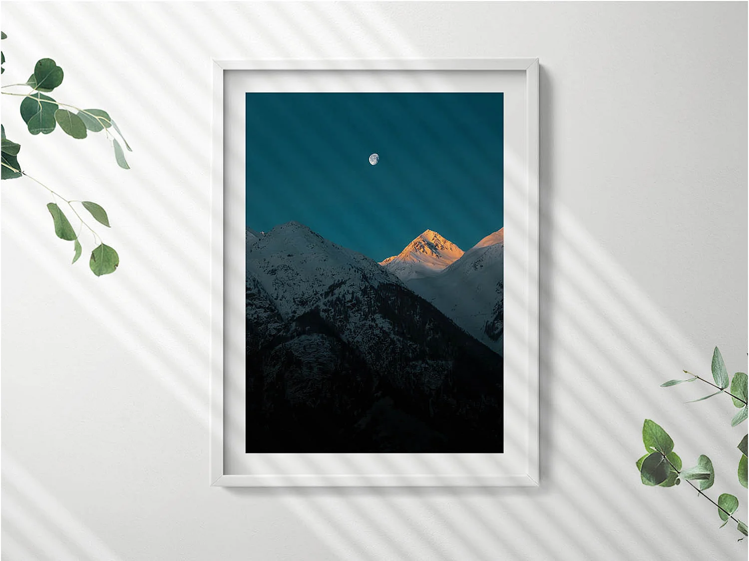 Tableau décoratif avec cadre blanc, Coucher de soleil dans les montagnes 60 x 80 cm– Parfait pour le salon ou la chambre