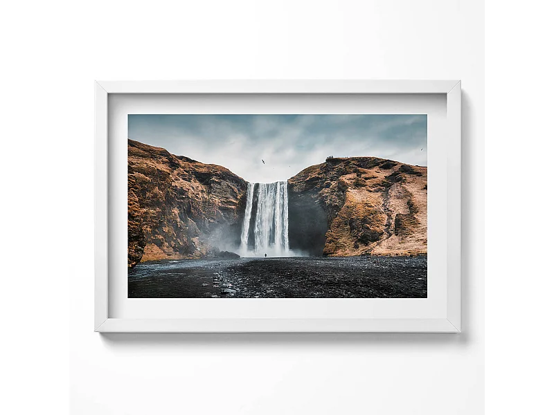 Decoratief schilderij met witte lijst, Waterval tussen de rotsen 60 x 40 cm – Perfect voor de woon- of slaapkamer