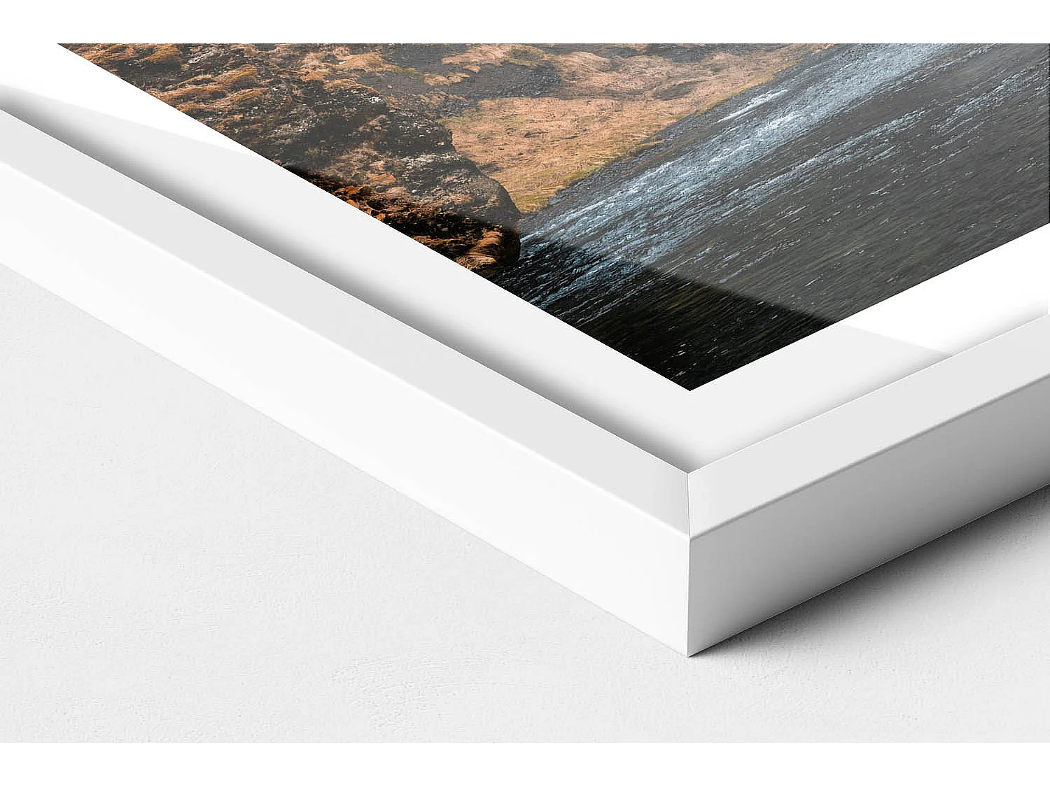 Dekoratives Gemälde mit weißem Rahmen, Wasserfall zwischen den Felsen 60 x 40 cm – Perfekt für das Wohn- oder Schlafzimmer