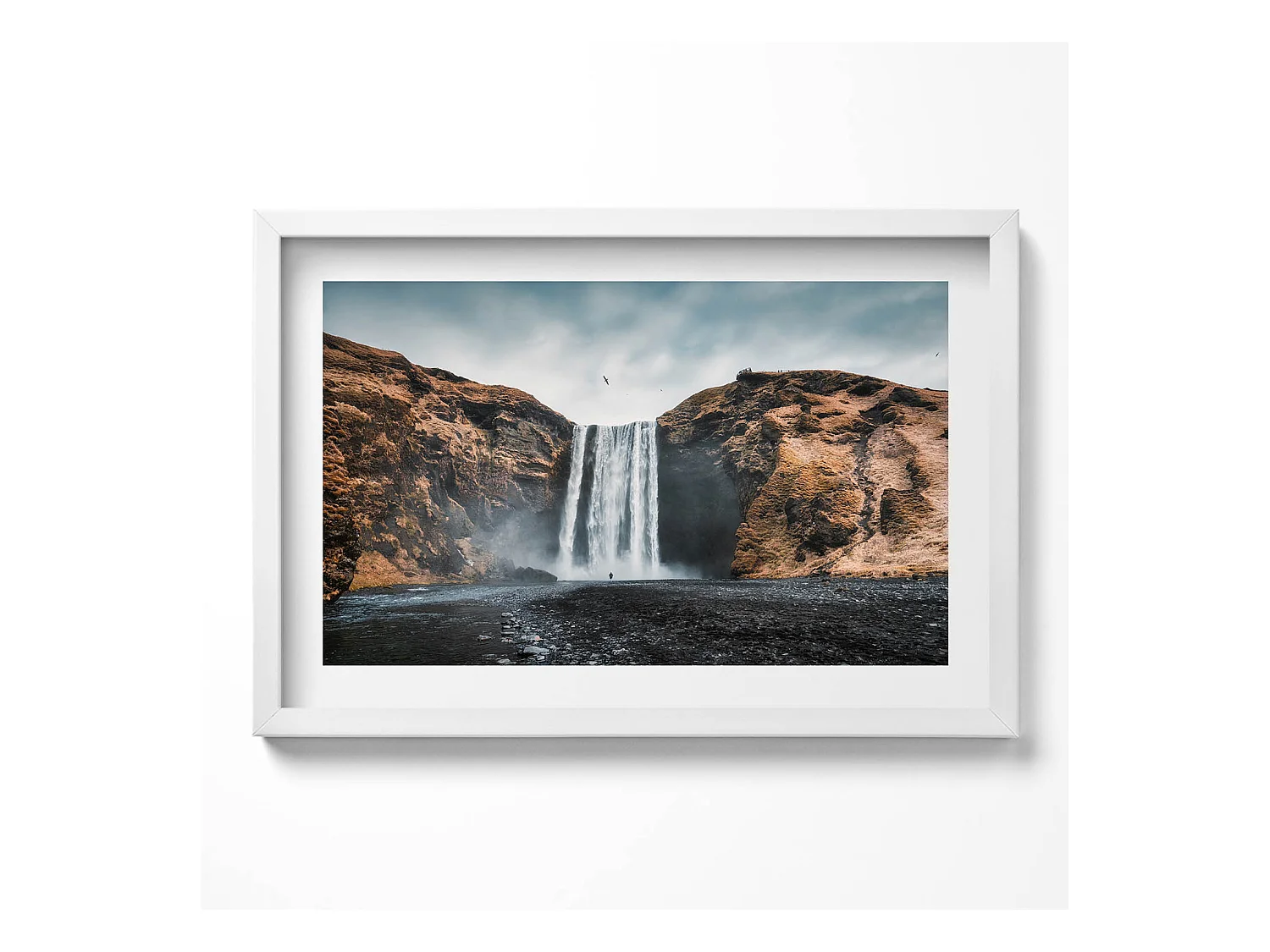 Decoratief schilderij met witte lijst, Waterval tussen de rotsen 60 x 40 cm – Perfect voor de woon- of slaapkamer