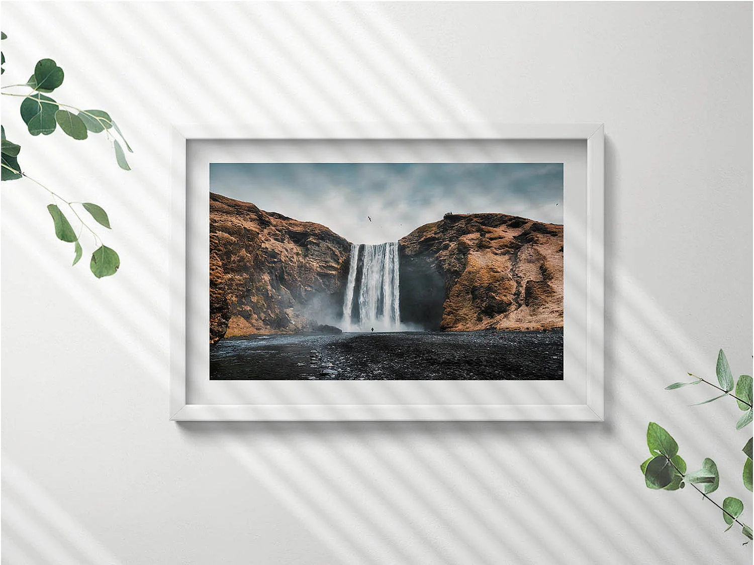 Dekoratives Gemälde mit weißem Rahmen, Wasserfall zwischen den Felsen 60 x 40 cm – Perfekt für das Wohn- oder Schlafzimmer