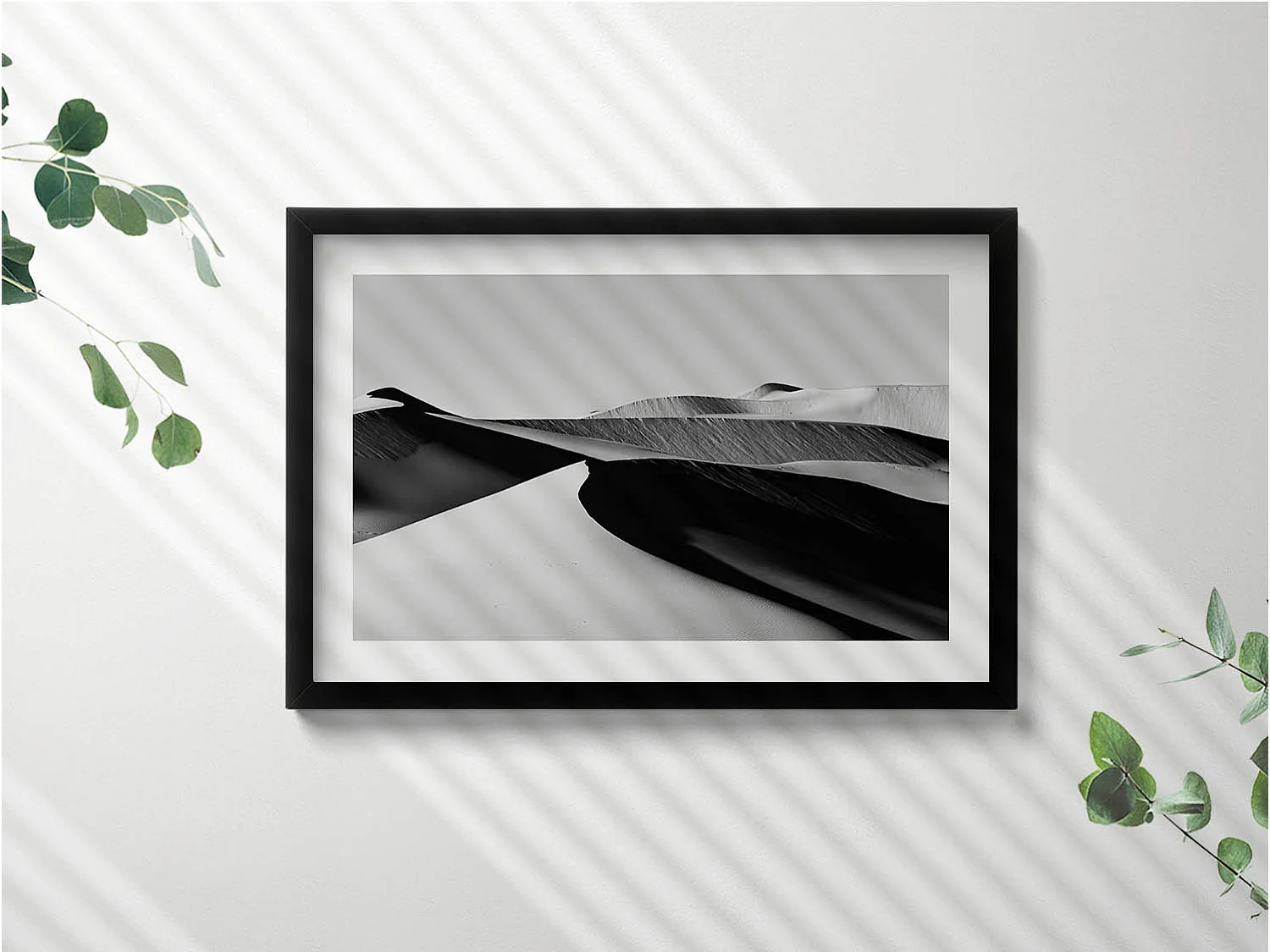 Dekoratives Gemälde mit schwarzem Rahmen, minimalistische schwarz-weiße Wüstenlandschaft 60 x 40 cm – perfekt für das Wohn- oder Schlafzimmer