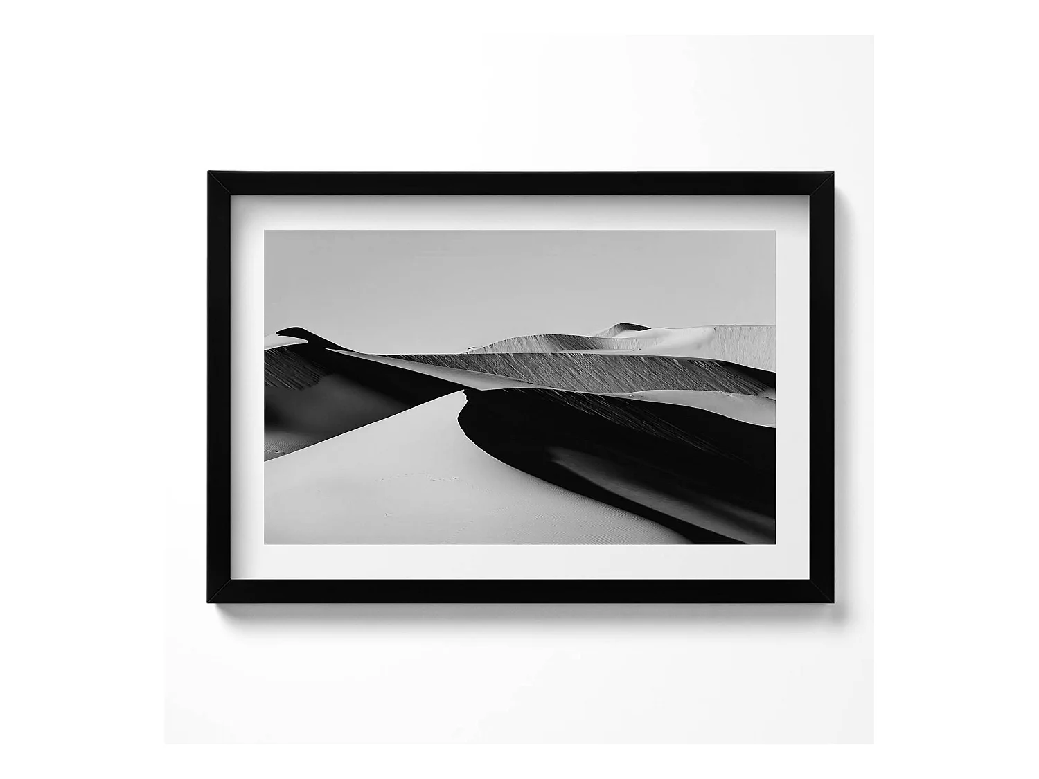 Tableau décoratif avec cadre noir, Paysage désertique minimaliste noir et blanc 60 x 40 cm– Parfait pour le salon ou la chambre