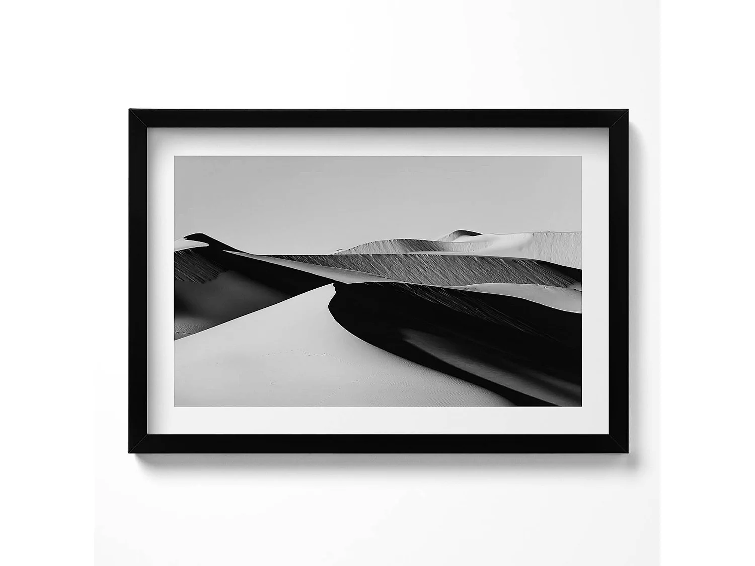 Dekoratives Gemälde mit schwarzem Rahmen, minimalistische schwarz-weiße Wüstenlandschaft 60 x 40 cm – perfekt für das Wohn- oder Schlafzimmer
