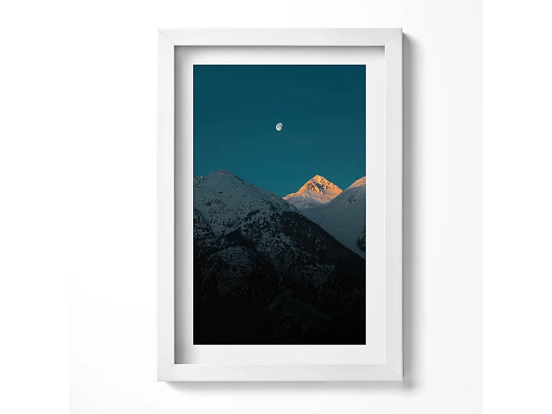 Decoratief schilderij met witte lijst, Zonsondergang in de bergen 20 x 30 cm - Perfect voor de woon- of slaapkamer