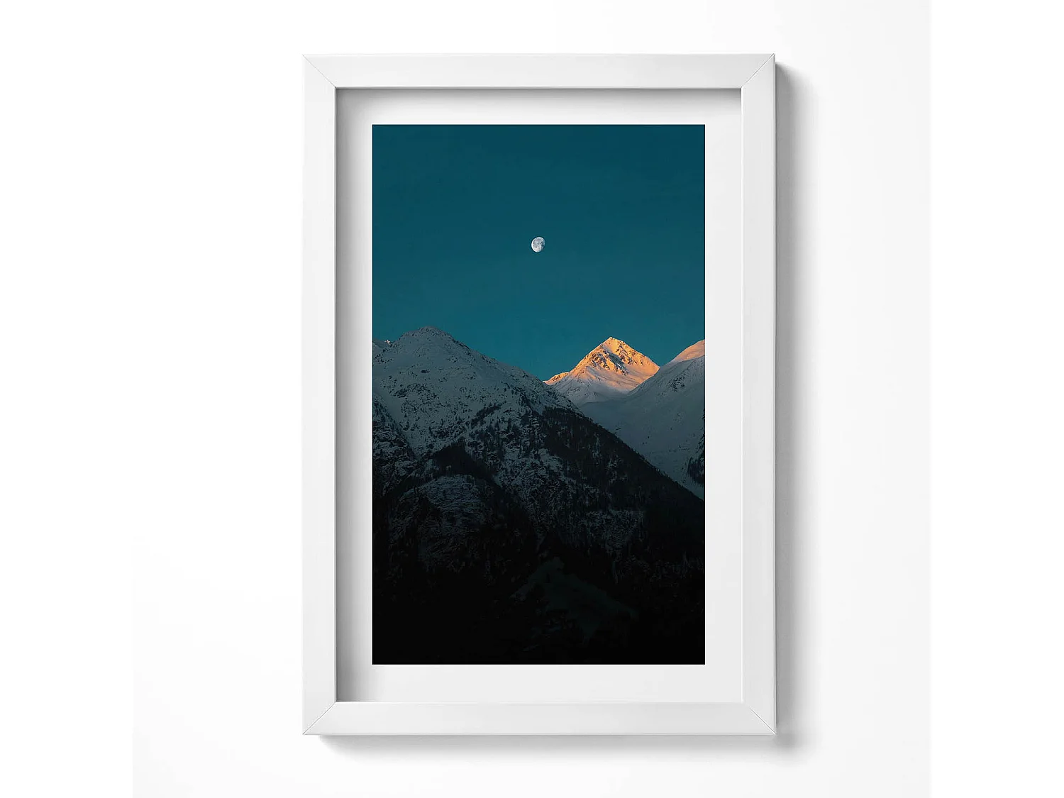 Dekoratives Gemälde mit weißem Rahmen, Sonnenuntergang in den Bergen 20 x 30 cm – Perfekt für das Wohn- oder Schlafzimmer