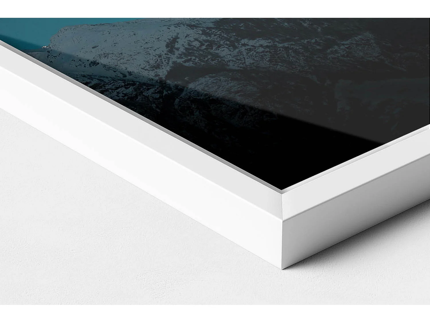 Dekoratives Gemälde mit weißem Rahmen, Sonnenuntergang in den Bergen 20 x 30 cm – Perfekt für das Wohn- oder Schlafzimmer