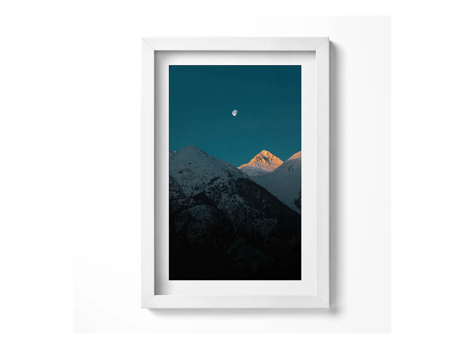 Tableau décoratif avec cadre blanc, Coucher de soleil dans les montagnes 20 x 30 cm – Parfait pour le salon ou la chambre