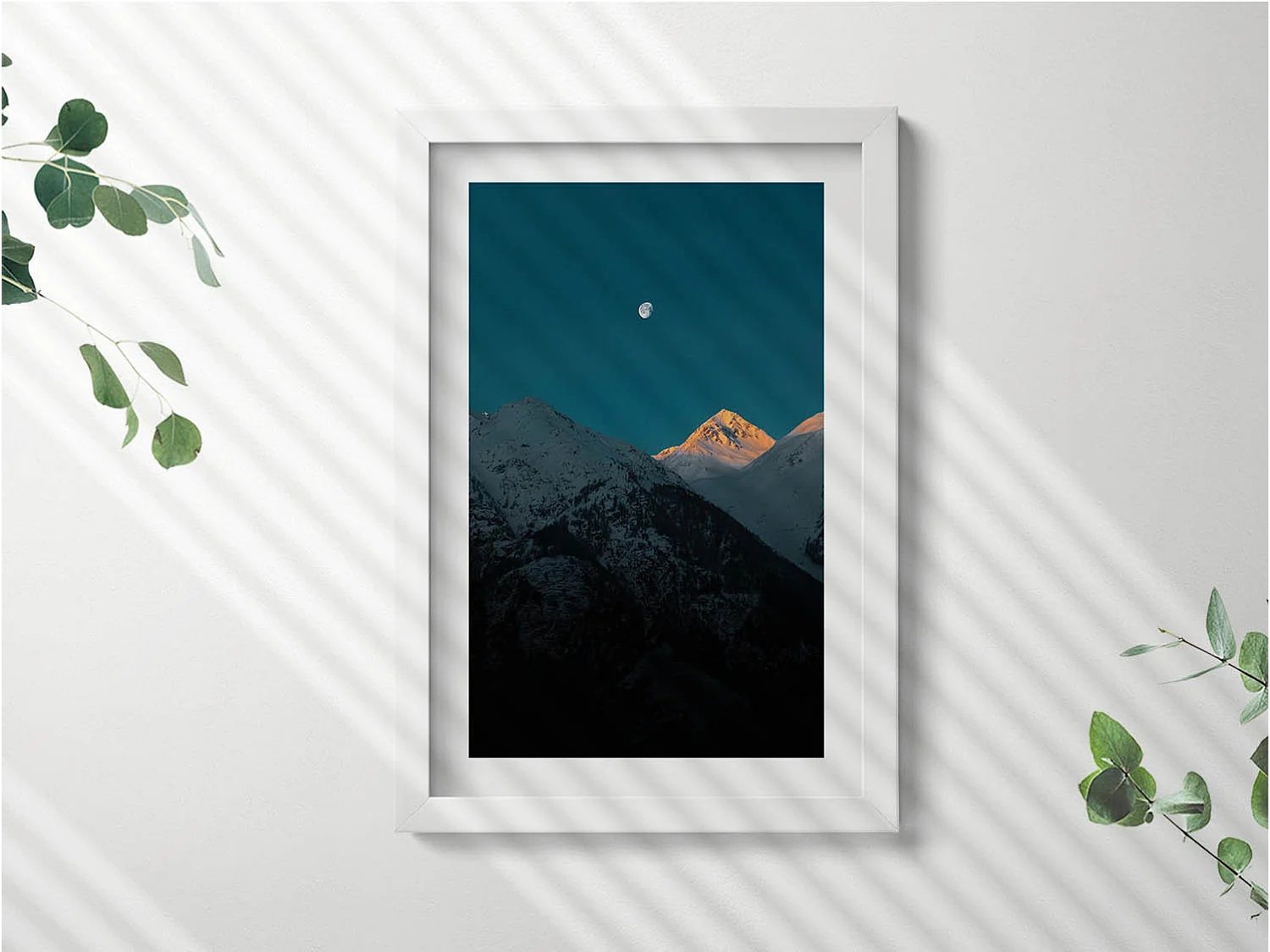 Tableau décoratif avec cadre blanc, Coucher de soleil dans les montagnes 20 x 30 cm – Parfait pour le salon ou la chambre