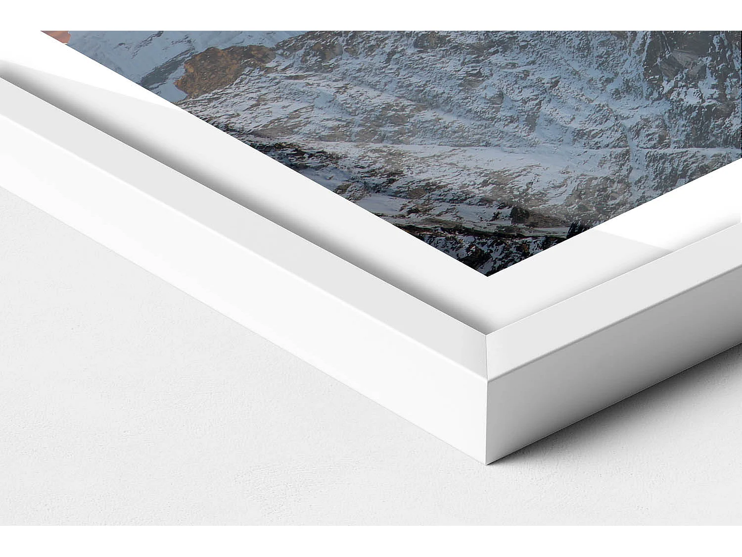 Cuadro decorativo con marco blanco, Pico de montaña nevado 60 x 40 cm – Perfecto para el salón o el dormitorio