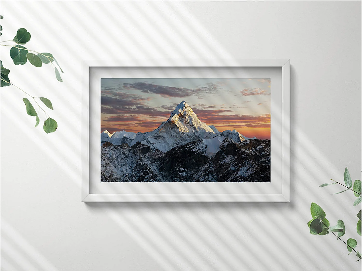 Tableau décoratif avec cadre blanc, Sommet de montagne enneigé 60 x 40 cm– Parfait pour le salon ou la chambre