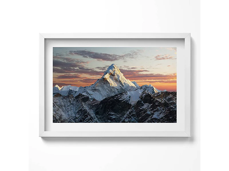 Dekoratives Gemälde mit weißem Rahmen, Schneebedeckter Berggipfel 60 x 40 cm – Perfekt für das Wohn- oder Schlafzimmer