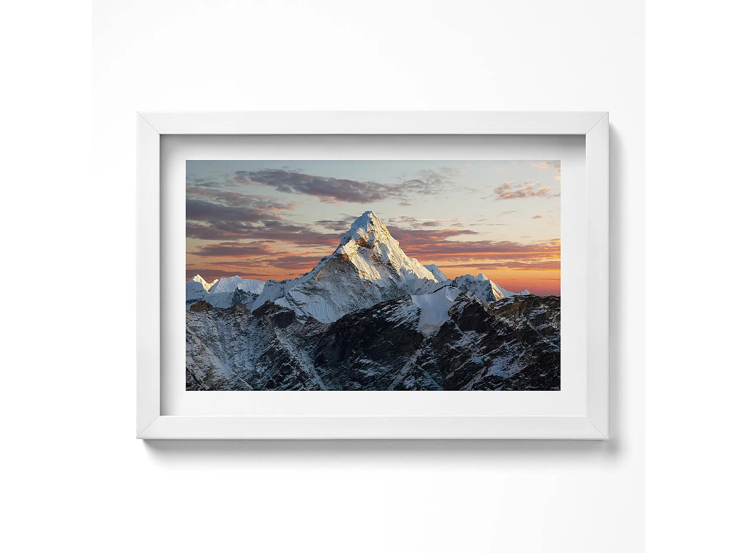 Dekoratives Gemälde mit weißem Rahmen, Schneebedeckter Berggipfel 30 x 20 cm – Perfekt für das Wohn- oder Schlafzimmer