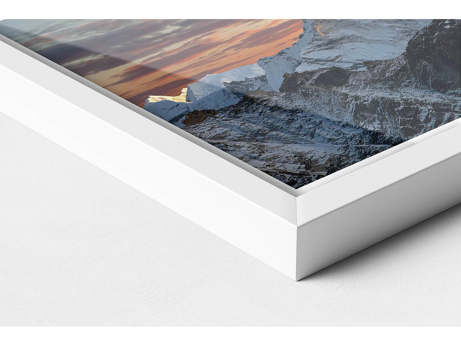 Dekoratives Gemälde mit weißem Rahmen, Schneebedeckter Berggipfel 30 x 20 cm – Perfekt für das Wohn- oder Schlafzimmer