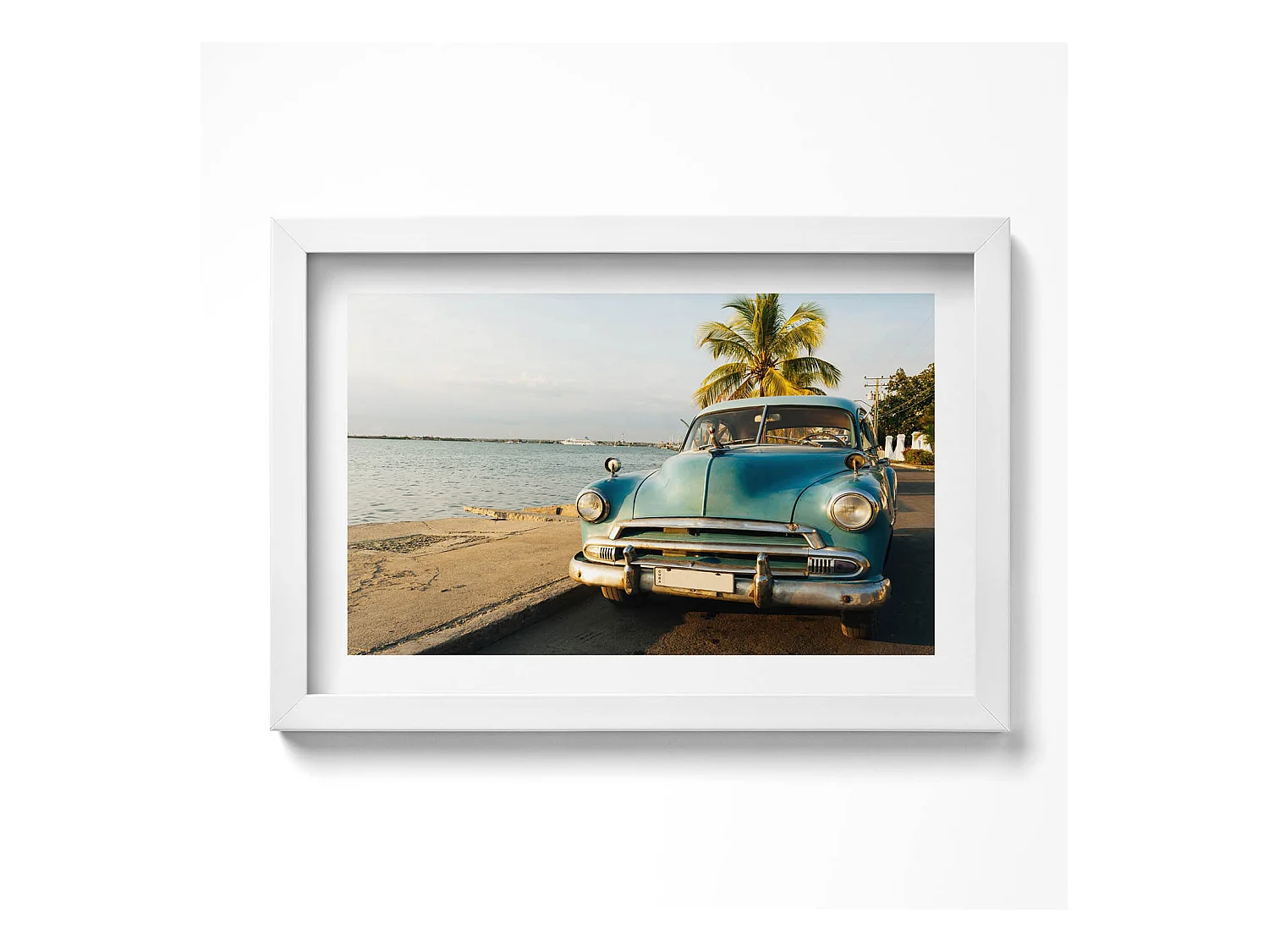 Tableau décoratif avec cadre blanc, Voiture bleue au bord de la mer 30 x 20 cm – Parfait pour le salon ou la chambre
