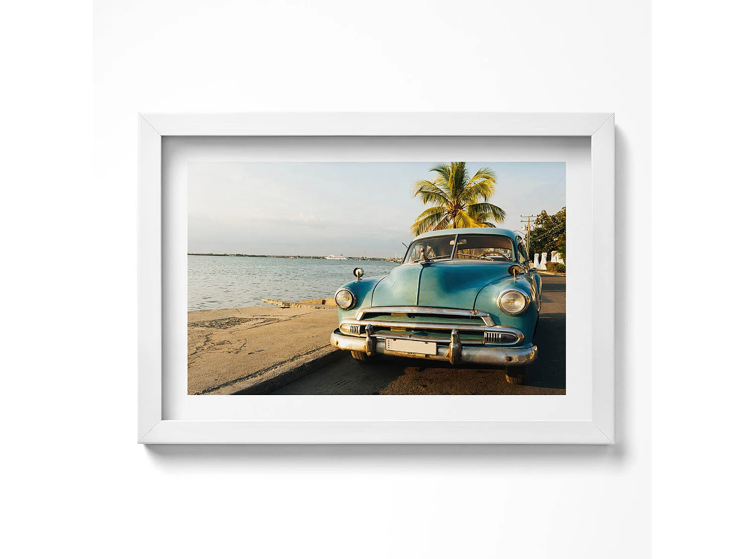 Dekoratives Gemälde mit weißem Rahmen, Blaues Auto am Meer 30 x 20 cm – Perfekt für das Wohn- oder Schlafzimmer