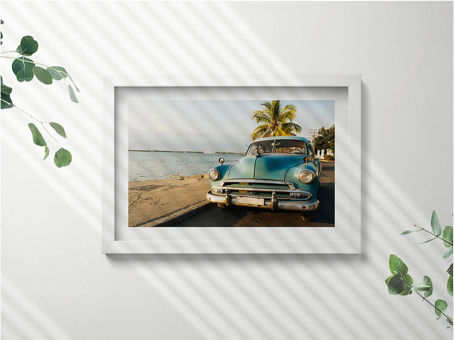 Dekoratives Gemälde mit weißem Rahmen, Blaues Auto am Meer 30 x 20 cm – Perfekt für das Wohn- oder Schlafzimmer