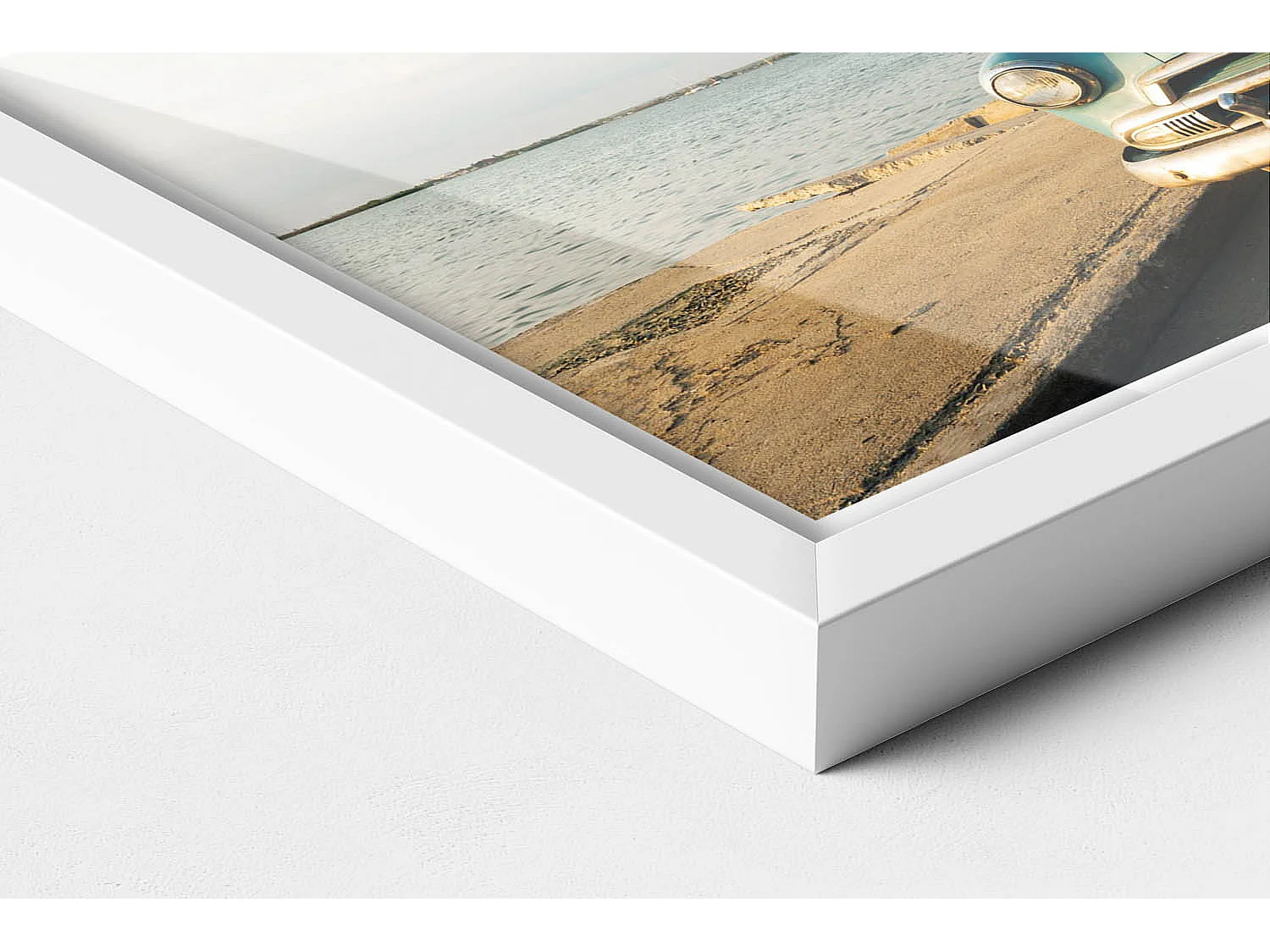 Dekoratives Gemälde mit weißem Rahmen, Blaues Auto am Meer 30 x 20 cm – Perfekt für das Wohn- oder Schlafzimmer