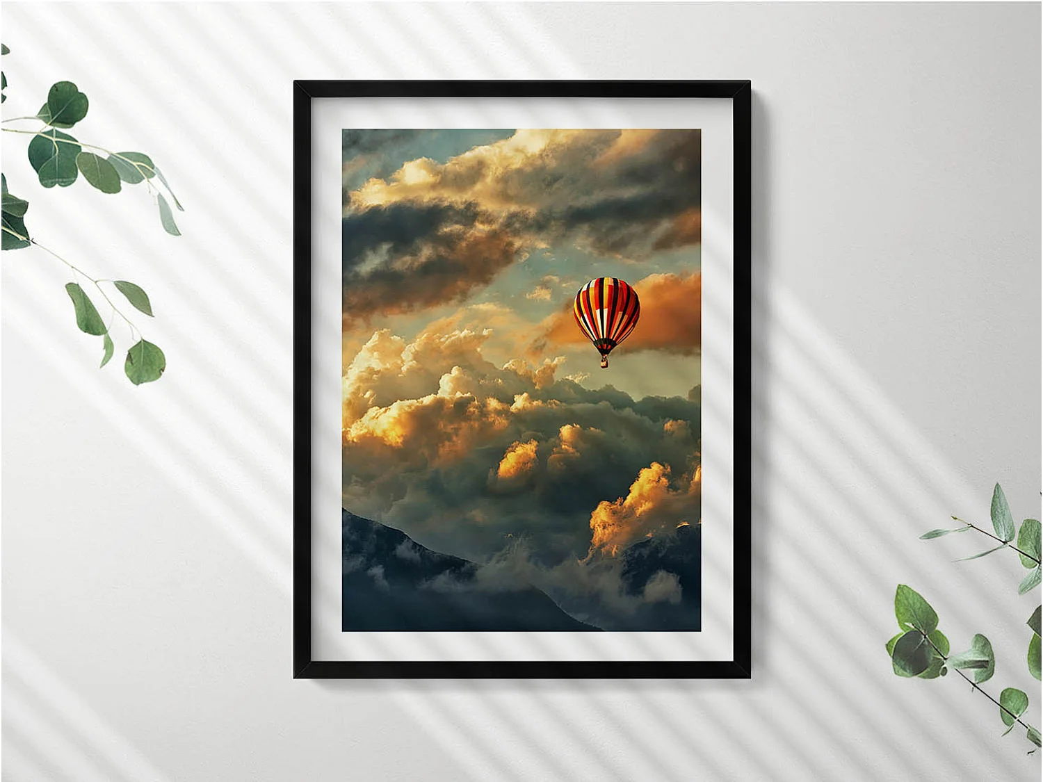 Decoratief schilderij met zwarte lijst, Luchtballonvlucht tussen de wolken 60 x 80 cm – Perfect voor de woon- of slaapkamer