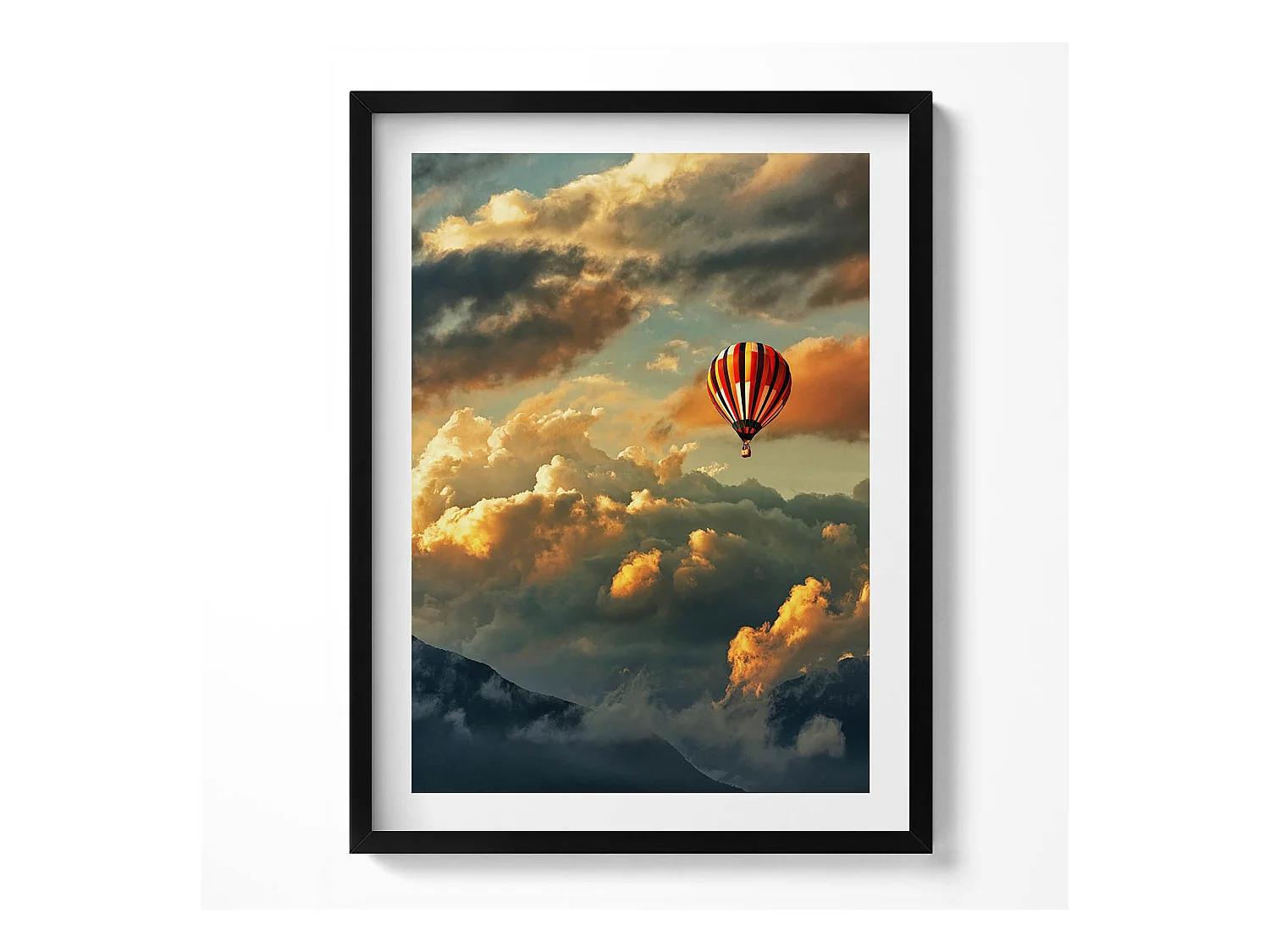 Tableau décoratif avec cadre noir, Vol en montgolfière entre les nuages 60 x 80 cm– Parfait pour le salon ou la chambre
