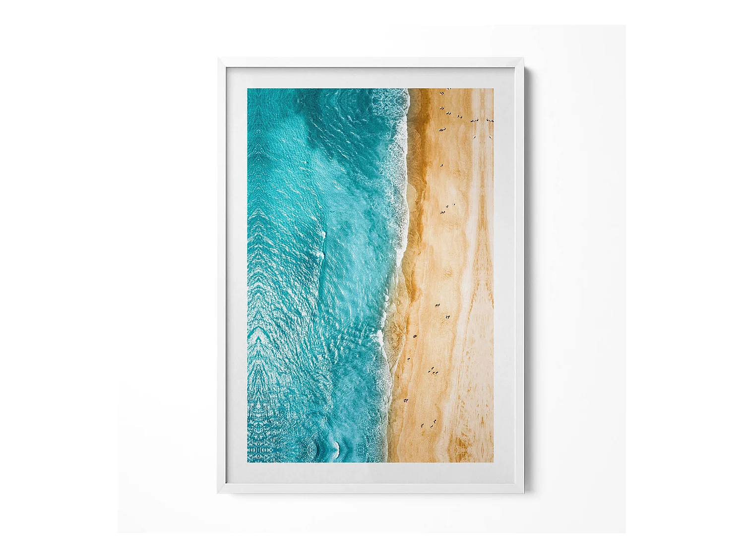 Tableau décoratif avec cadre blanc, Gens de la plage de la mer 70 x 100 cm– Parfait pour le salon ou la chambre