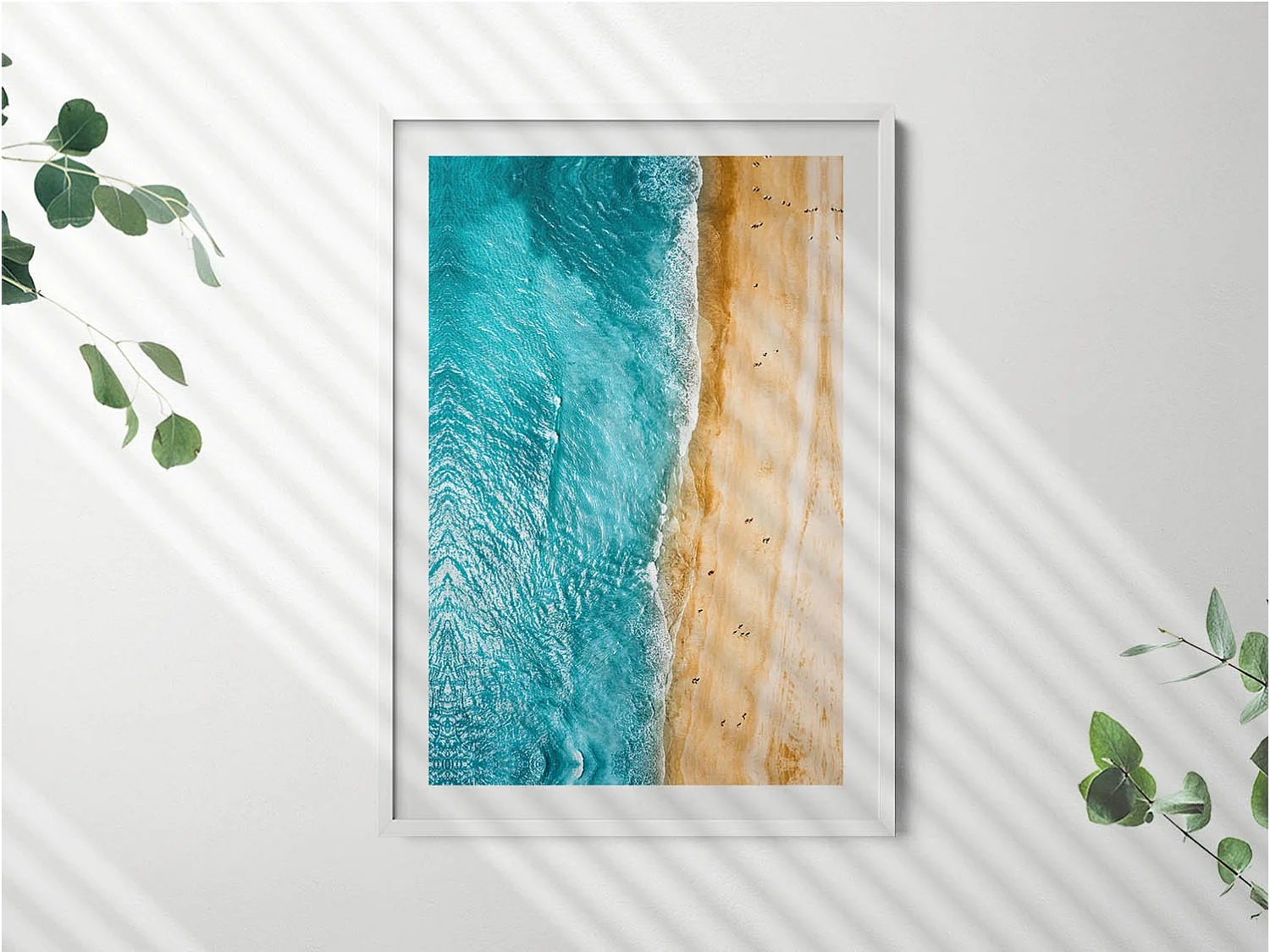 Dekoratives Gemälde mit weißem Rahmen, Menschen am Meeresstrand 70 x 100 cm – Perfekt für das Wohn- oder Schlafzimmer