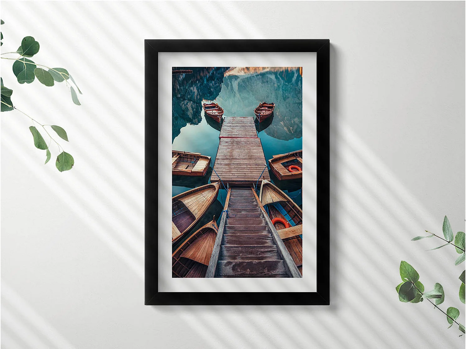 Dekoratives Gemälde mit schwarzem Rahmen, Die Seebrücke und der Pragser Wildsee 20 x 30 cm - Perfekt für das Wohn- oder Schlafzimmer