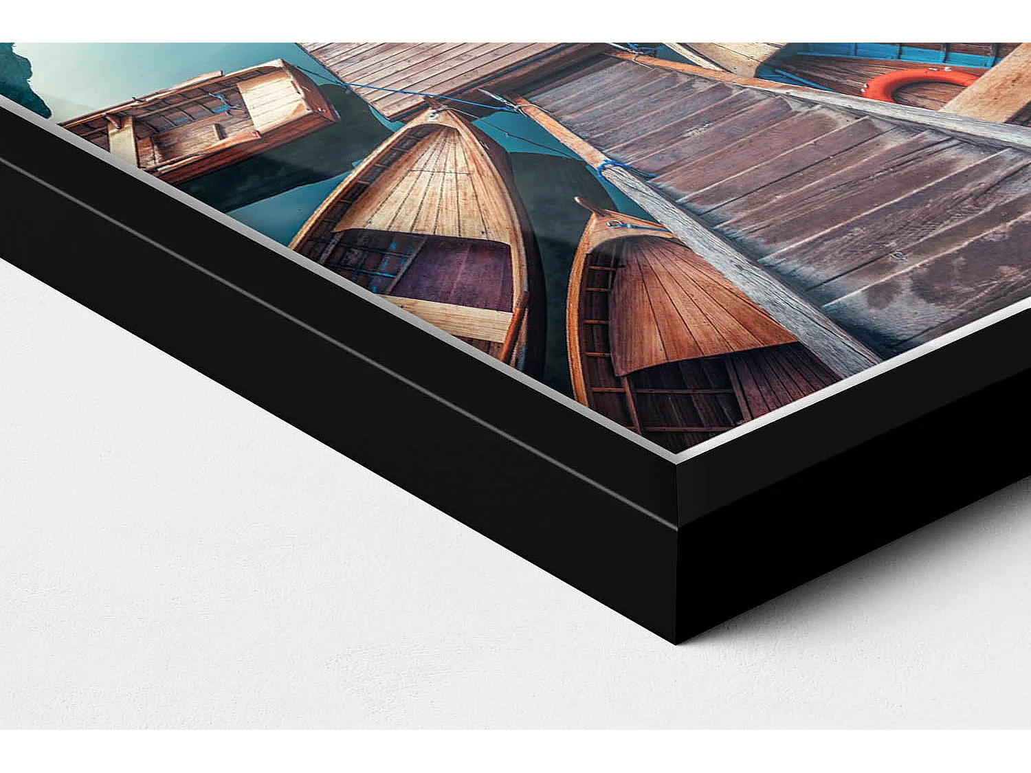 Dekoratives Gemälde mit schwarzem Rahmen, Die Seebrücke und der Pragser Wildsee 20 x 30 cm - Perfekt für das Wohn- oder Schlafzimmer