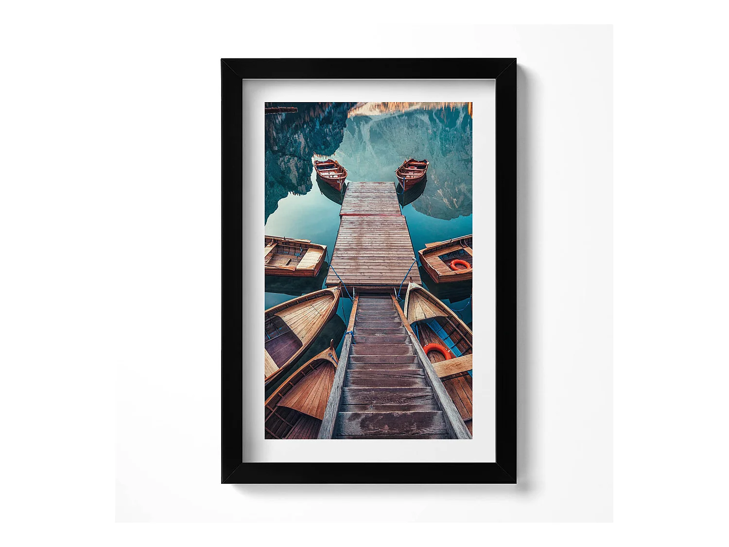 Tableau décoratif avec cadre noir, La jetée et le lac Pragser Wildsee 20 x 30 cm – Parfait pour le salon ou la chambre