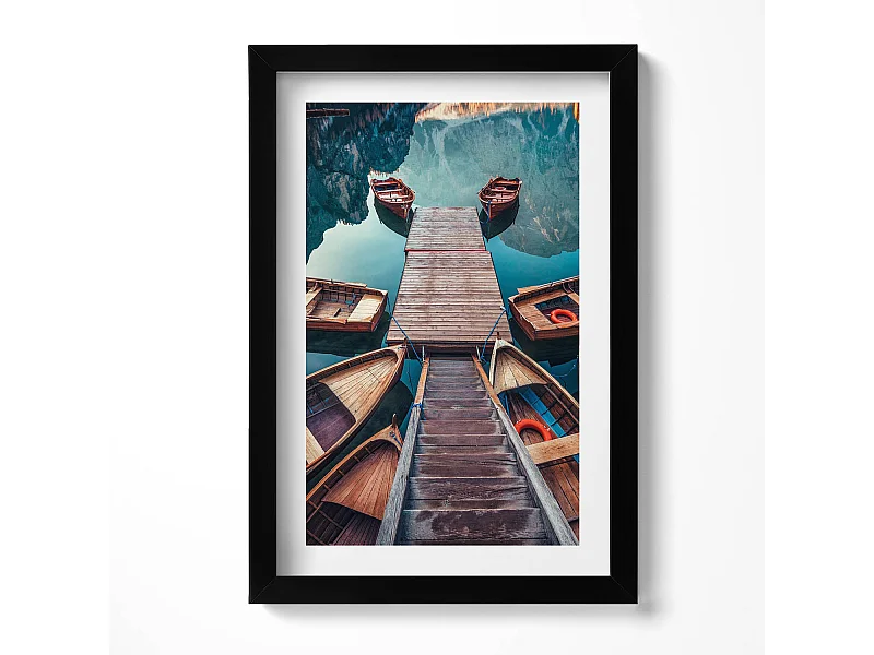 Dekoratives Gemälde mit schwarzem Rahmen, Die Seebrücke und der Pragser Wildsee 20 x 30 cm - Perfekt für das Wohn- oder Schlafzimmer