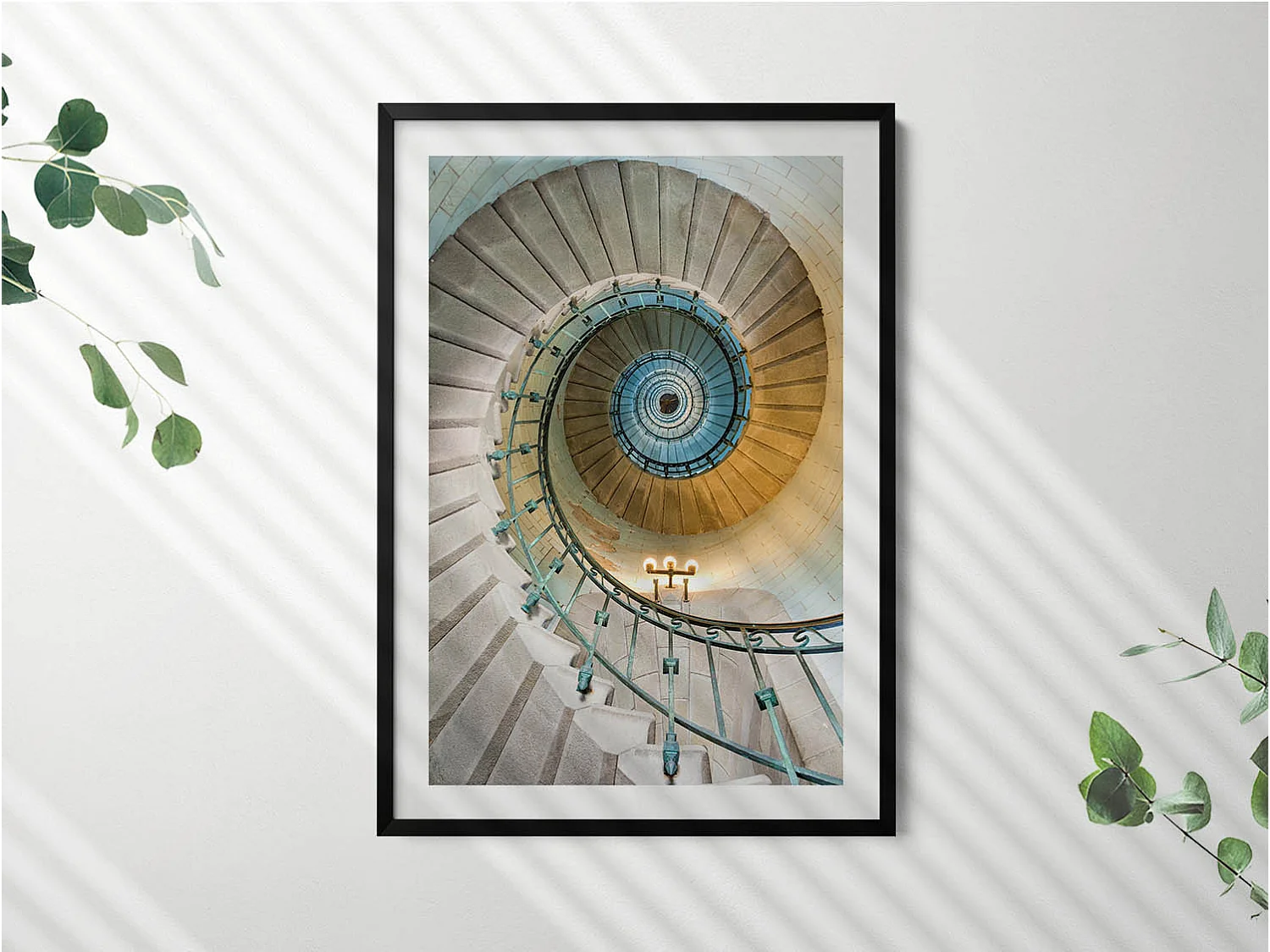 Tableau décoratif avec cadre noir, Escalier en colimaçon 70 x 100 cm– Parfait pour le salon ou la chambre
