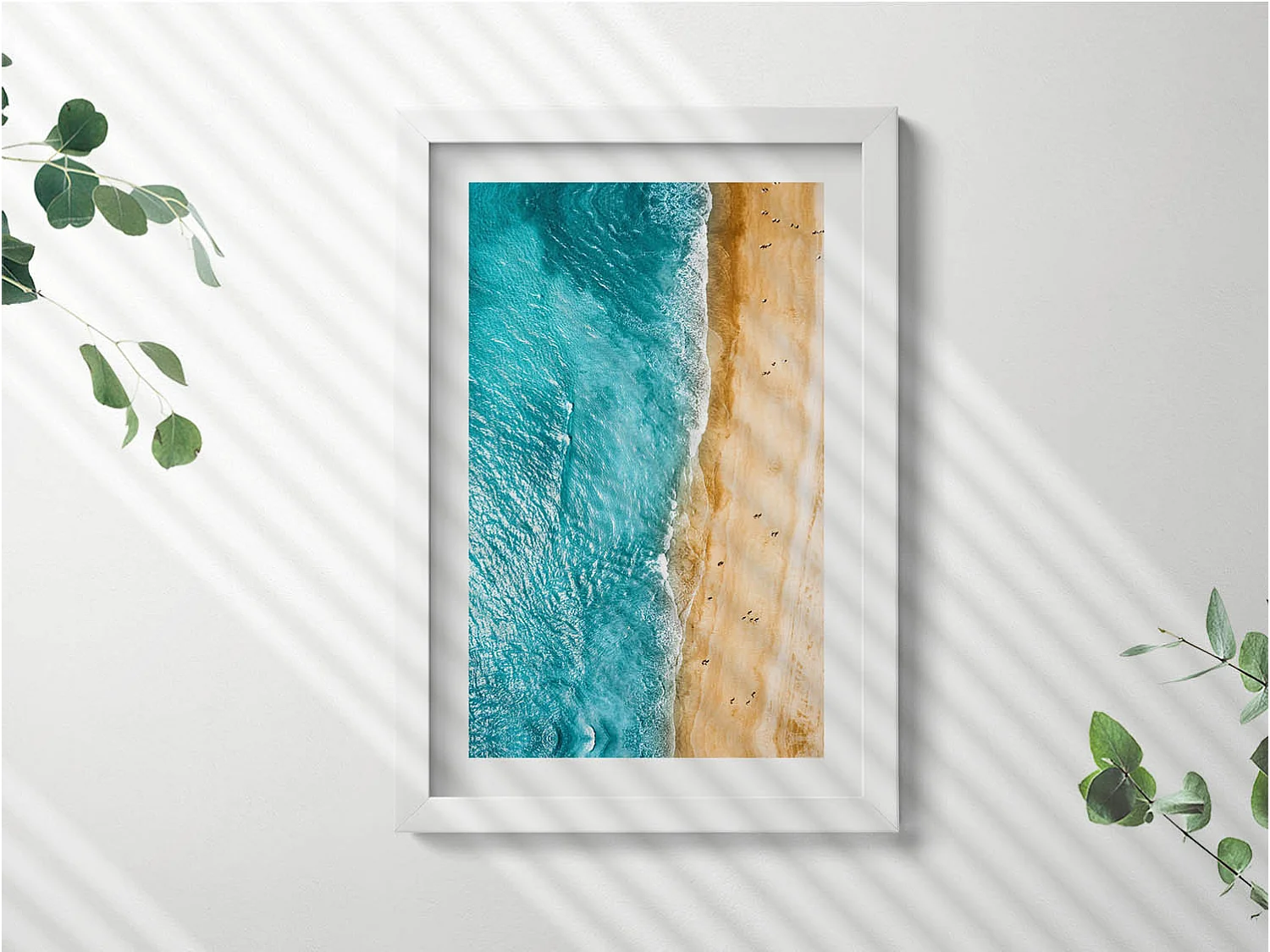 Tableau décoratif avec cadre blanc, Gens de la plage de la mer 20 x 30 cm – Parfait pour le salon ou la chambre