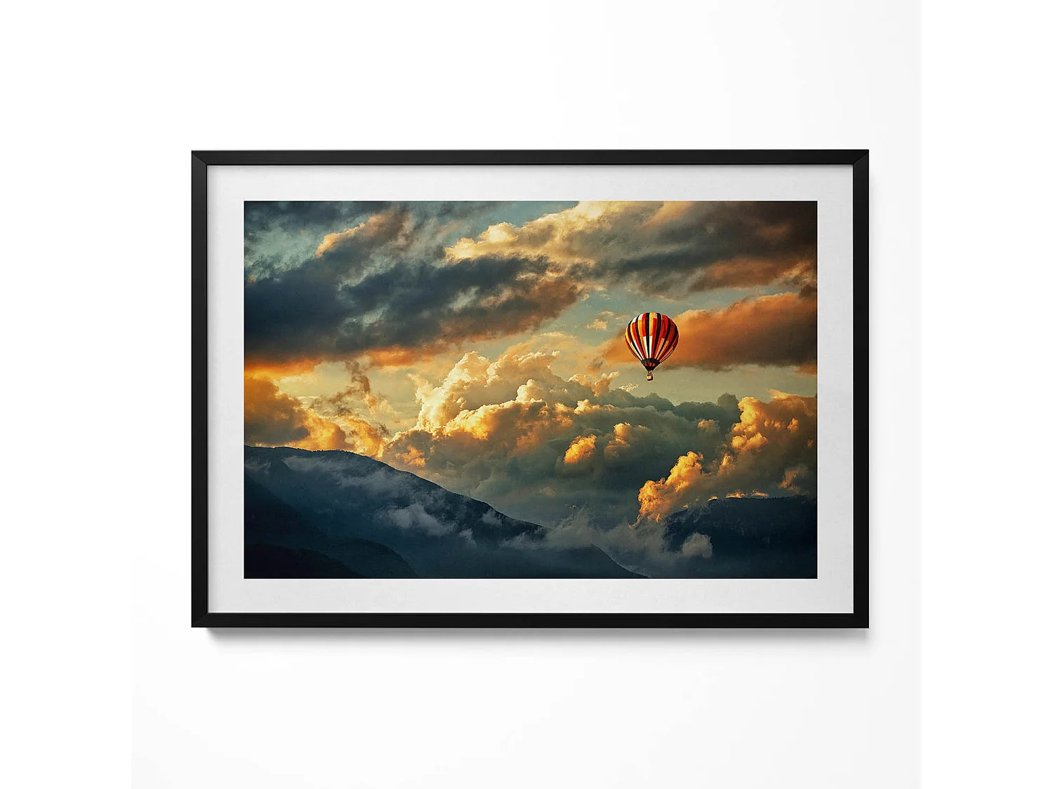 Dekoratives Gemälde mit schwarzem Rahmen, Heißluftballonflug zwischen den Wolken 100 x 70 cm – Perfekt für das Wohn- oder Schlafzimmer