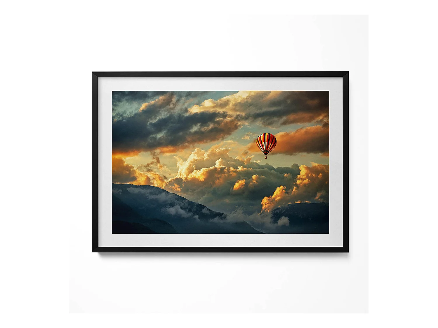 Tableau décoratif avec cadre noir, Vol en montgolfière entre les nuages 100 x 70 cm– Parfait pour le salon ou la chambre