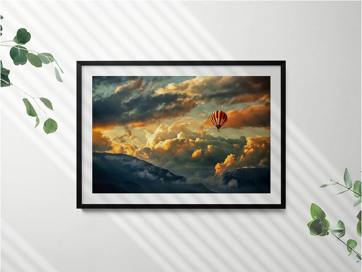 Tableau décoratif avec cadre noir, Vol en montgolfière entre les nuages 100 x 70 cm– Parfait pour le salon ou la chambre