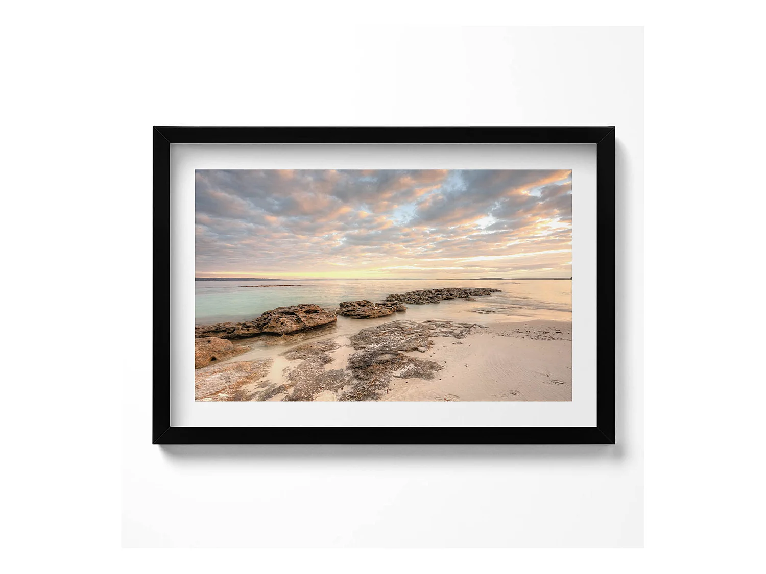 Tableau décoratif avec cadre noir, Paysage de plage, de mer et de ciel 60 x 40 cm– Parfait pour le salon ou la chambre