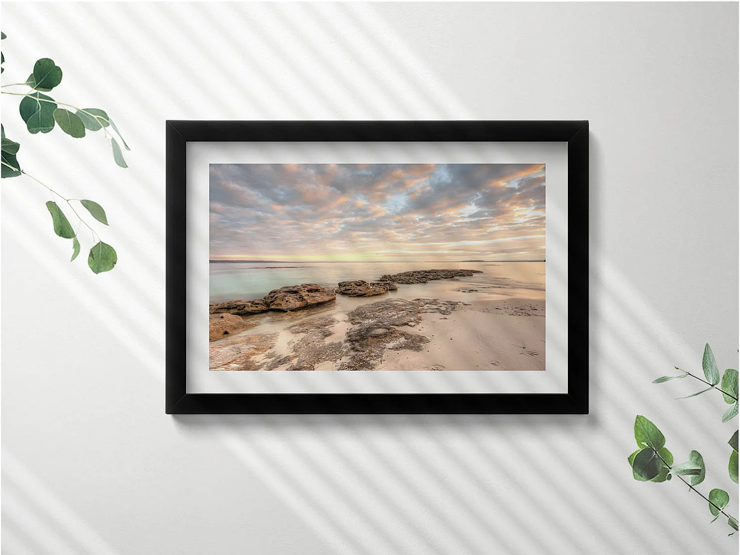 Tableau décoratif avec cadre noir, Paysage de plage, de mer et de ciel 30 x 20 cm – Parfait pour le salon ou la chambre